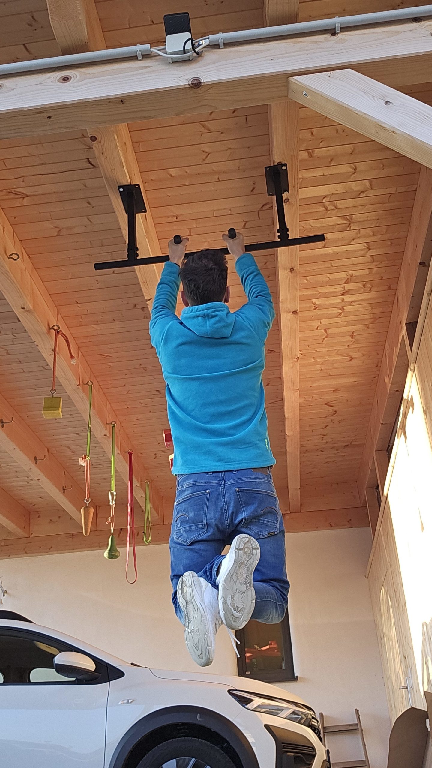 Hier beim Klimmzugstange Test in meinem Carport an der deckenmontierten Klimmzugstange.
