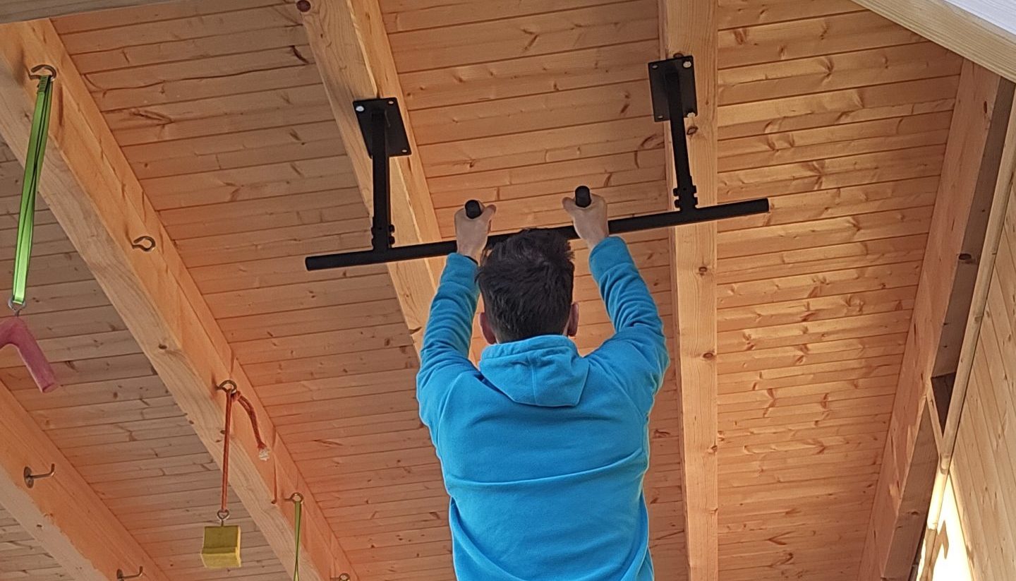 Klimmzugstange Test: Decke vs. Wand – welche ist besser für dein Training?